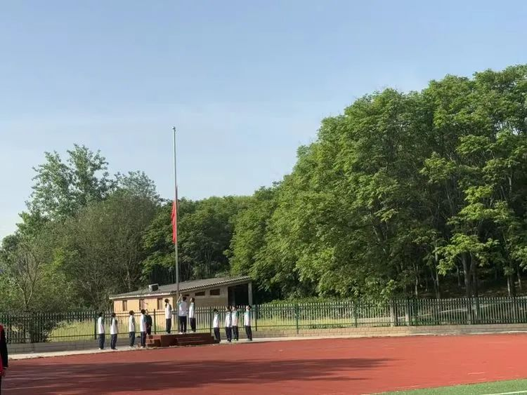 漯河市第二初级中学2025年体育文化艺术科技劳动节开幕式暨春季运动会开幕